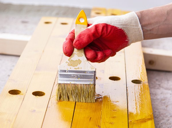 Protégez votre bois : tout sur les saturateurs efficaces