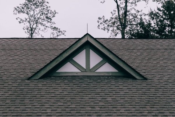Nettoyer et entretenir sa toiture: pourquoi et comment ?