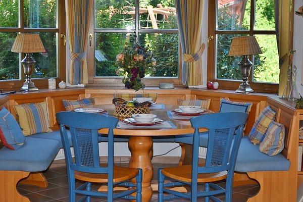 Comment créer une ambiance vibrante avec des couleurs dans votre salon ?