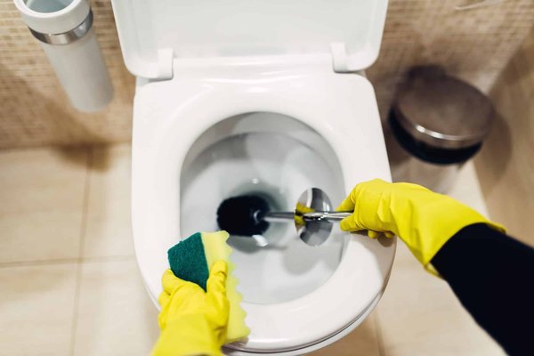 Dites adieu au tartre qui s'incruste dans vos toilettes : les astuces faciles pour un nettoyage efficace